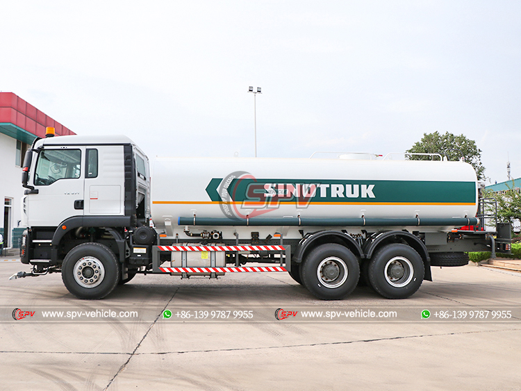 SINOTRUK 3 Axles Water Truck - Left Side